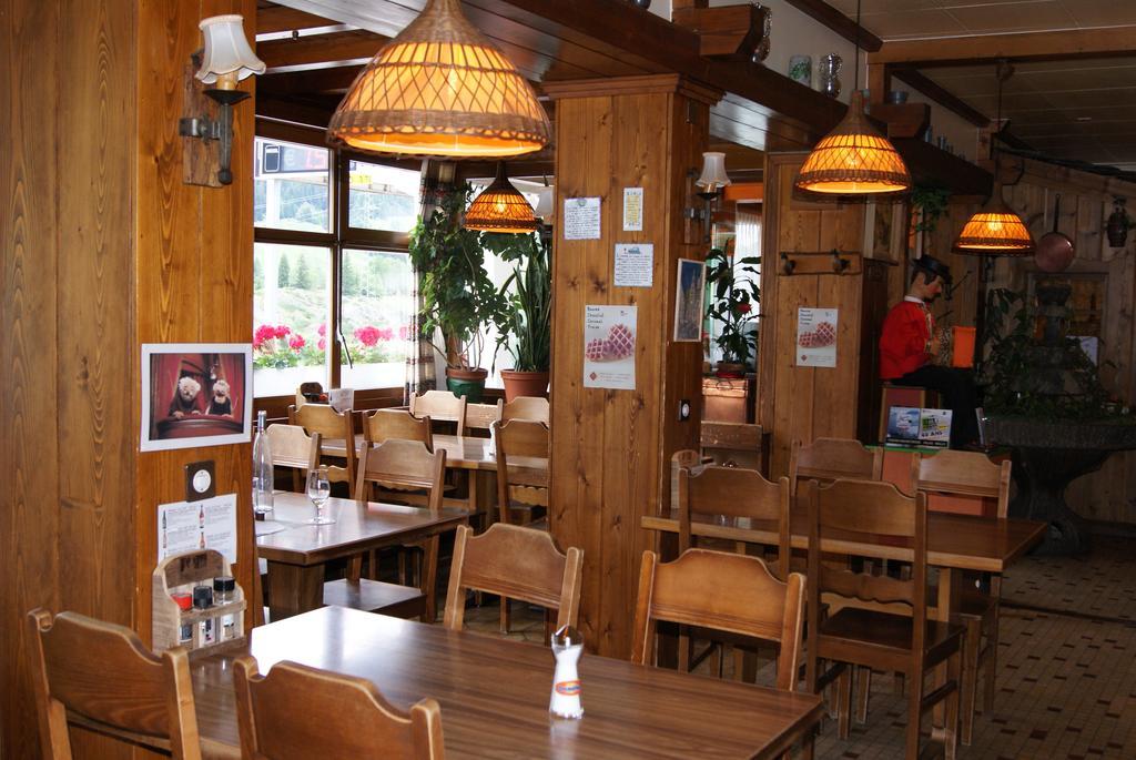 Hotel Restaurant Du Cret Bourg-Saint-Pierre Exteriör bild
